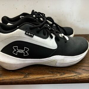 Boys size youth six under Armour sneakers